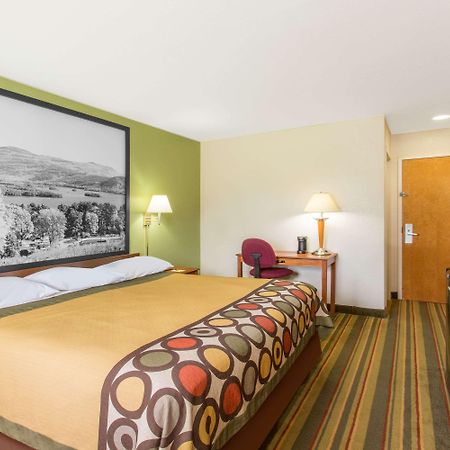 Super 8 By Wyndham Bedford Hotel Екстериор снимка