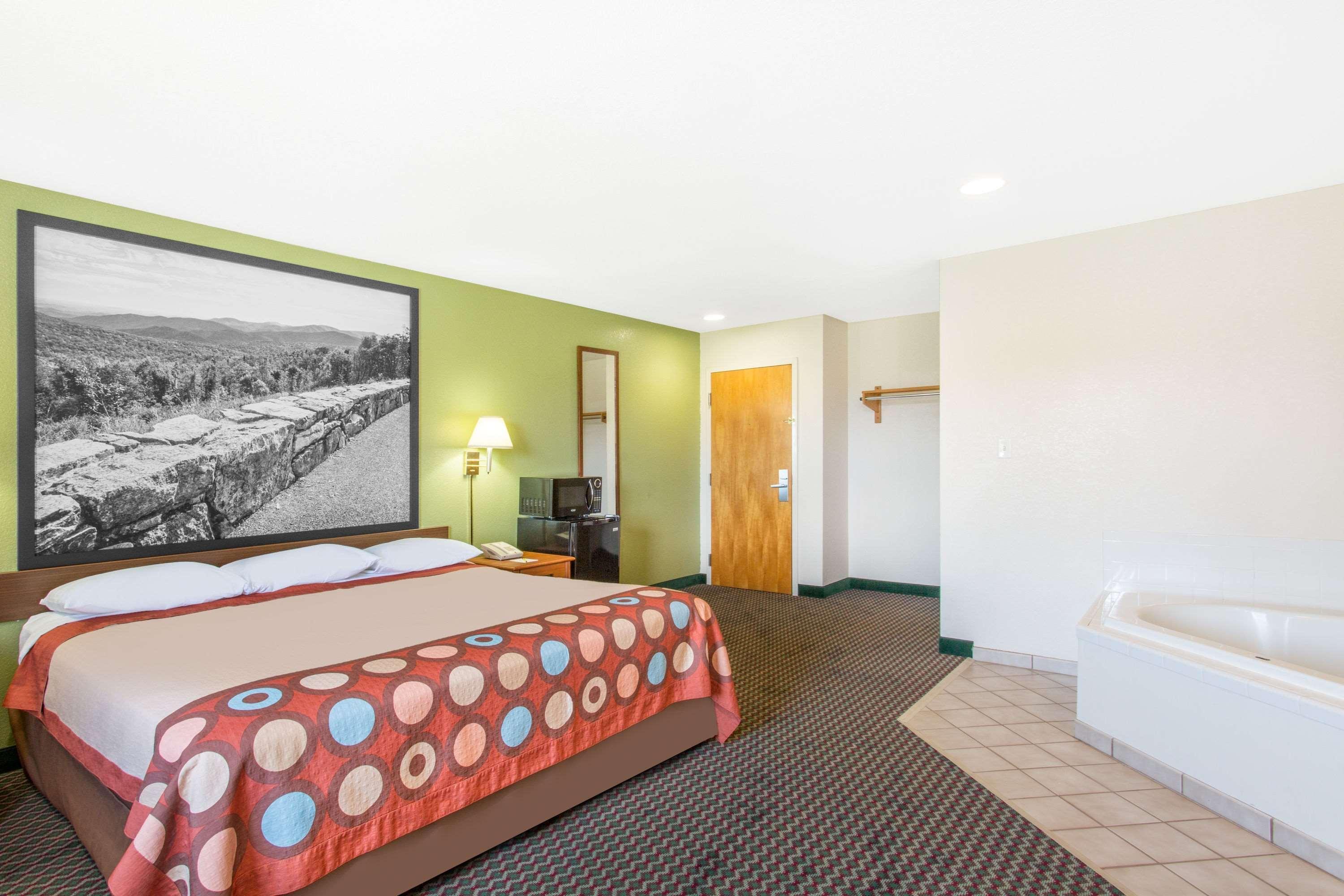 Super 8 By Wyndham Bedford Hotel Екстериор снимка