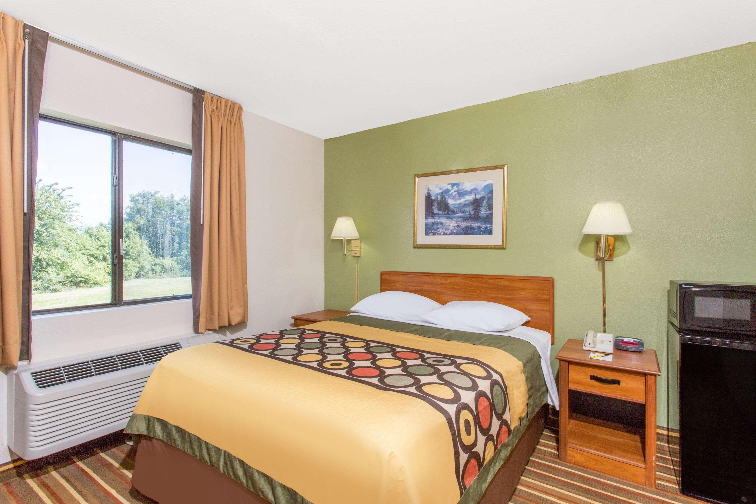 Super 8 By Wyndham Bedford Hotel Екстериор снимка