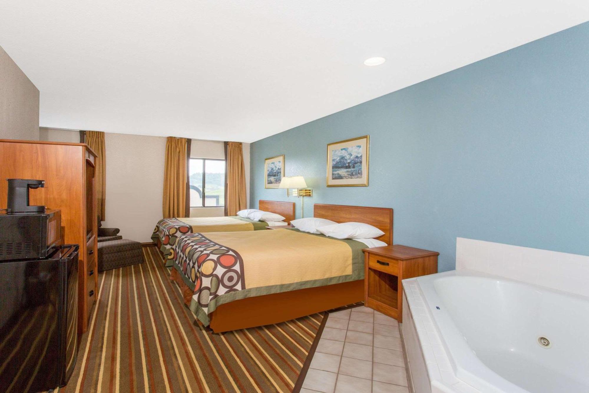 Super 8 By Wyndham Bedford Hotel Екстериор снимка