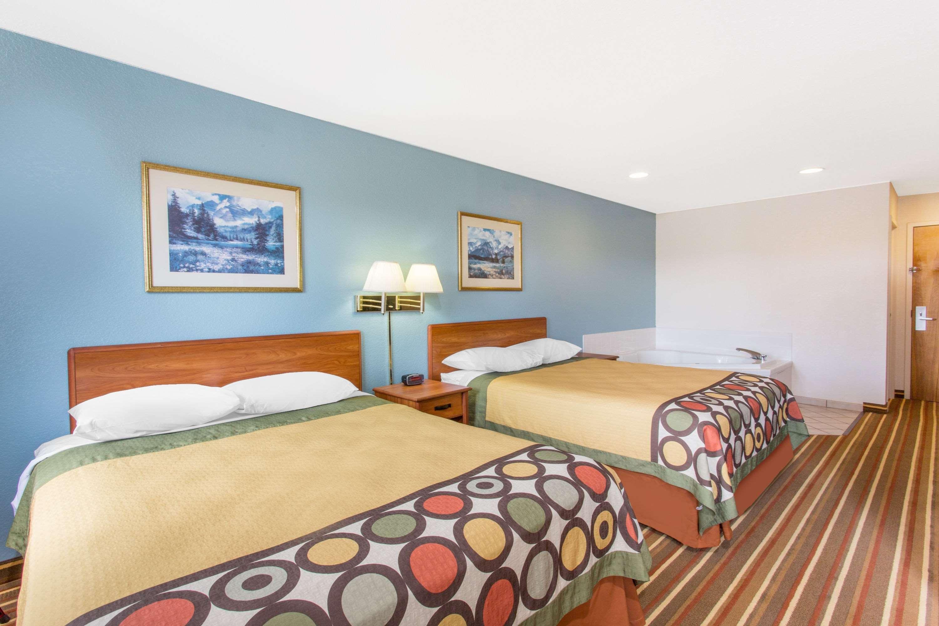 Super 8 By Wyndham Bedford Hotel Екстериор снимка