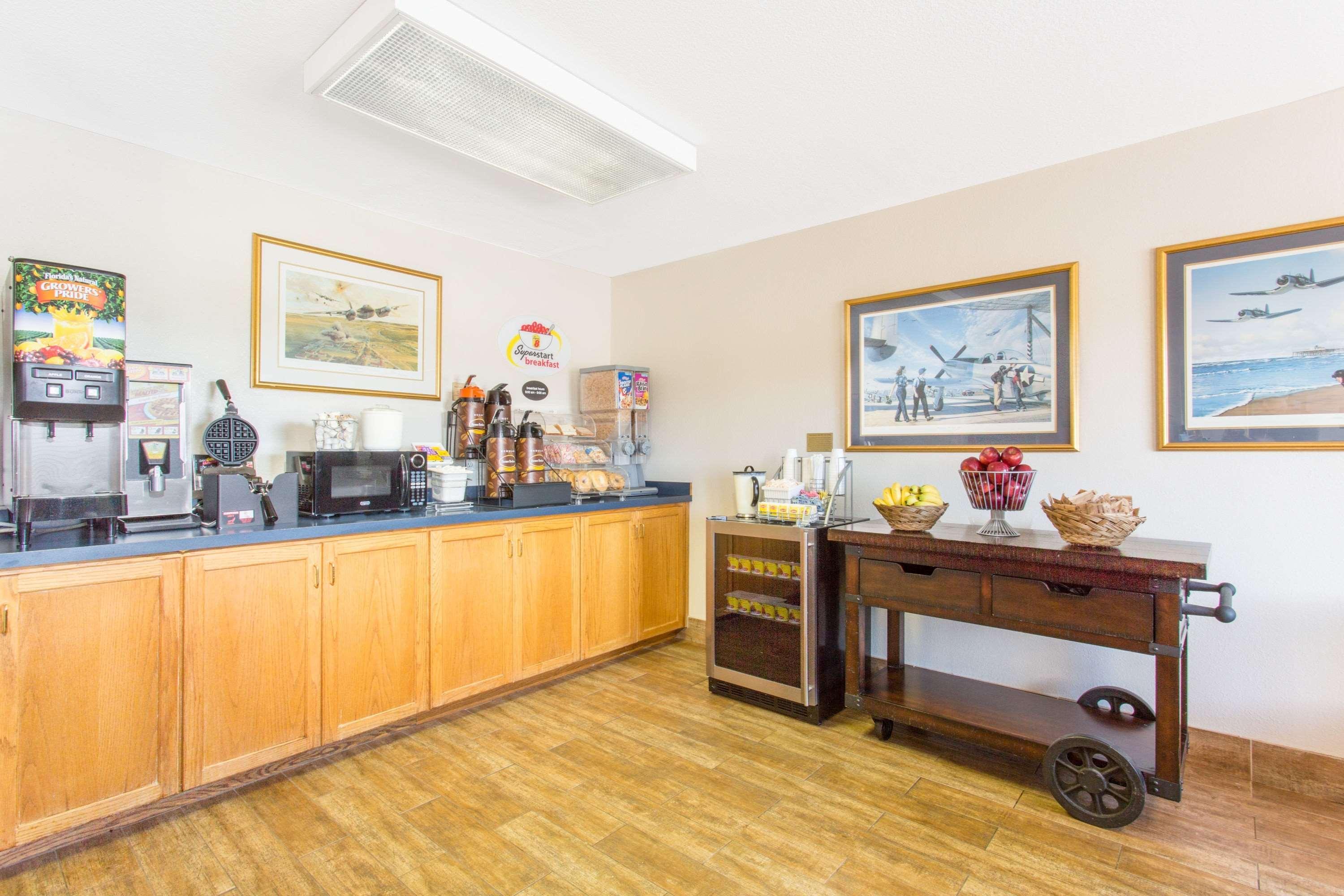 Super 8 By Wyndham Bedford Hotel Екстериор снимка