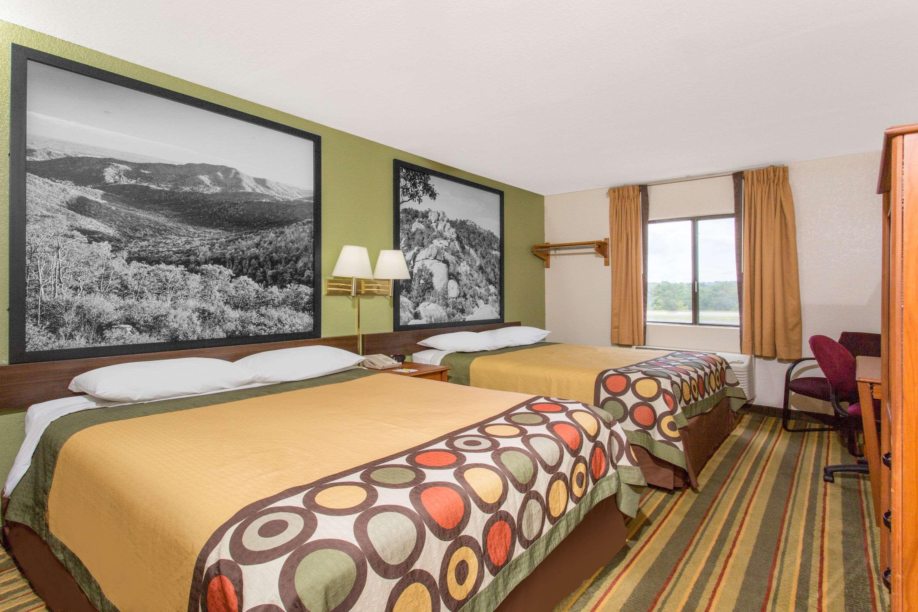 Super 8 By Wyndham Bedford Hotel Екстериор снимка