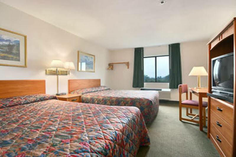 Super 8 By Wyndham Bedford Hotel Стая снимка