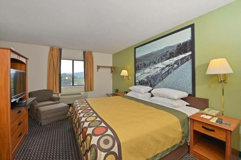 Super 8 By Wyndham Bedford Hotel Екстериор снимка