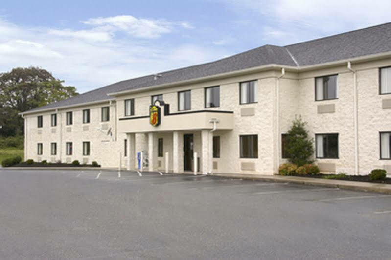 Super 8 By Wyndham Bedford Hotel Екстериор снимка